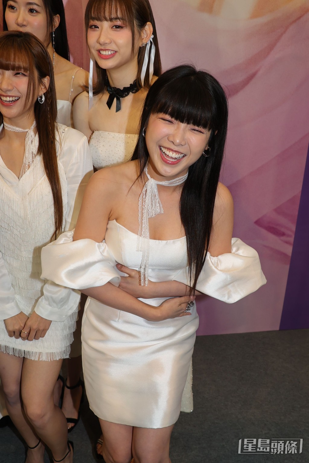 活动上Meimei以低胸裙抢镜。