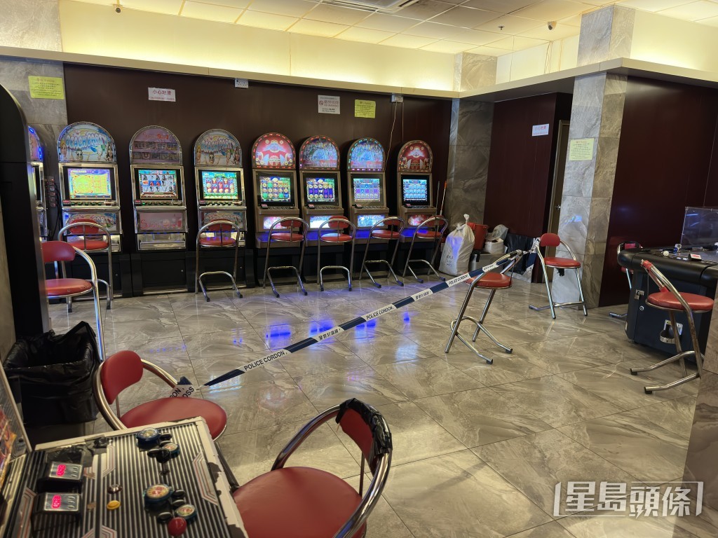 警方封鎖遊戲機舖內部分範圍調查。梁國峰攝 警方封鎖遊戲機舖內部分範圍調查。梁國峰攝