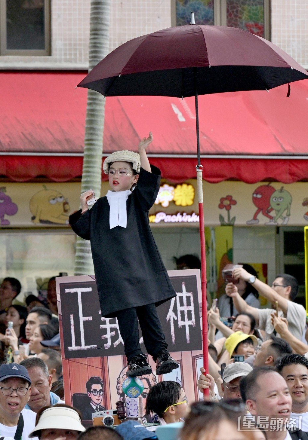 有色芯扮演電視劇《正義女神》佘詩曼的角色。