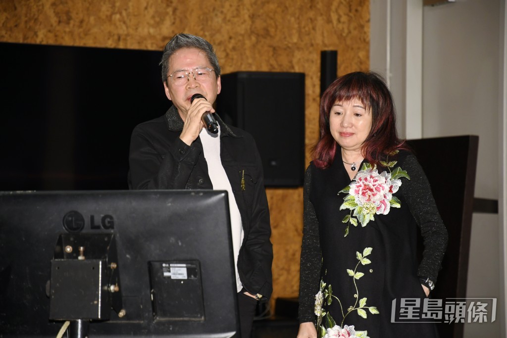 張國林及小青姐都投光B一票。