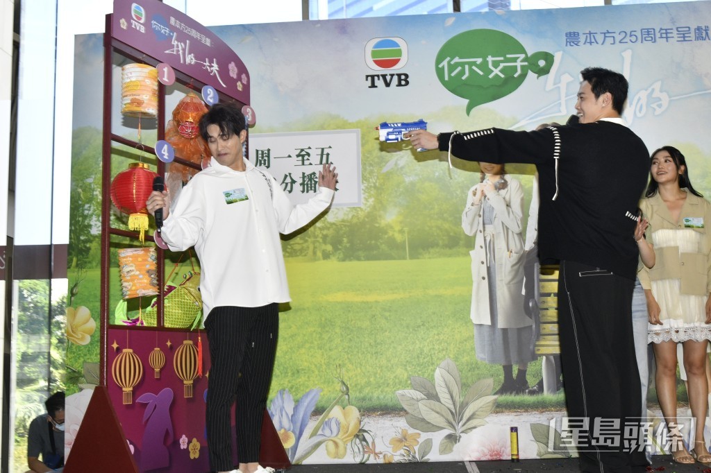 何廣沛許俊豪台上玩遊戲。 何廣沛許俊豪台上玩遊戲。