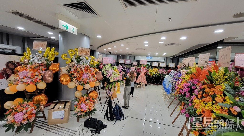 後台變花海。