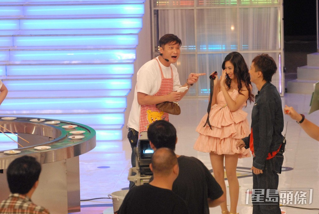 賈曉晨參加TVB《美女廚房》成為「美少女廚神冠軍」，亦曾任「味之天使」。