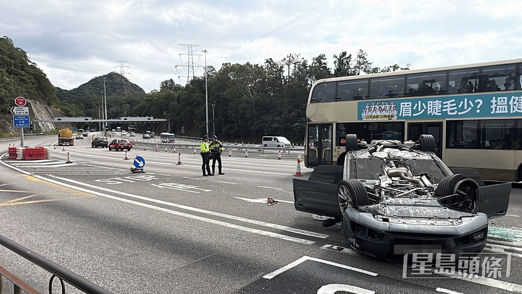 肇事私家車四輪朝天。劉漢權攝