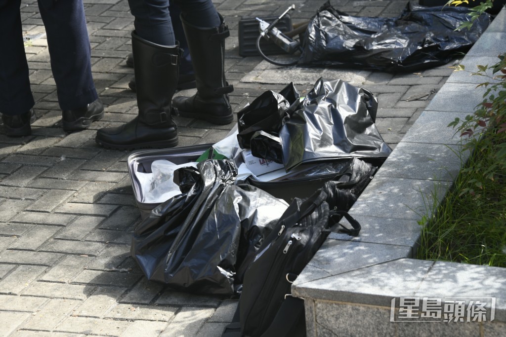 懷疑車輛機件殘骸被膠袋包起。 懷疑車輛機件殘骸被膠袋包起。