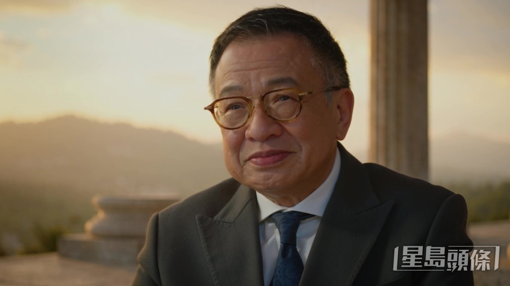 在AI特效幫助下，阿佘與許紹雄師徒二人以一個會心微笑的表情對望。