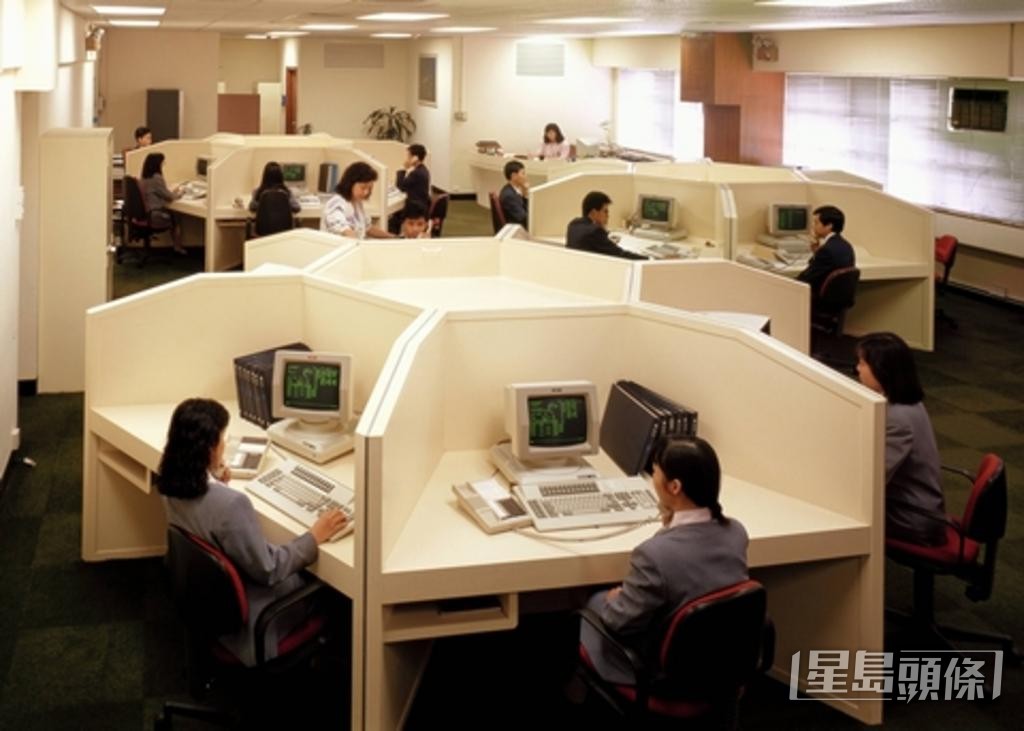 1980年代電話通訊普及，中電設立客戶電話服務中心解答客戶查詢。