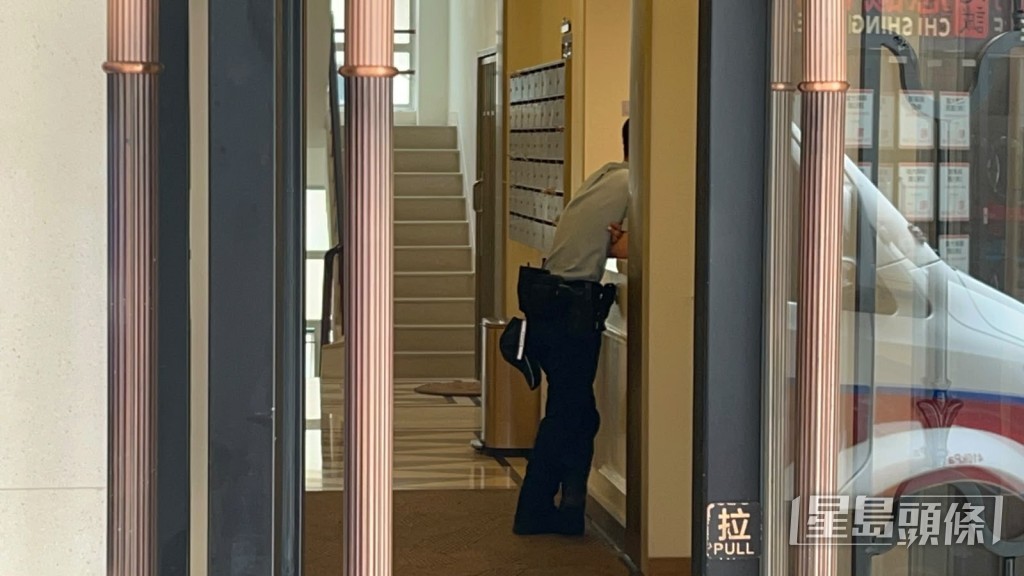 警員到大廈內調查。 警員到大廈內調查。