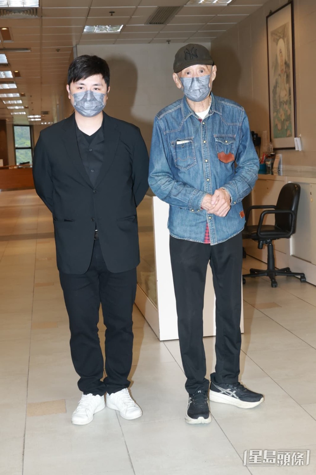 問李家鼎身體如何?他指了指喉嚨沒開腔,李泳豪稱:「佢講唔到嘢。」 問李家鼎身體如何?他指了指喉嚨沒開腔,李泳豪稱:「佢講唔到嘢。」