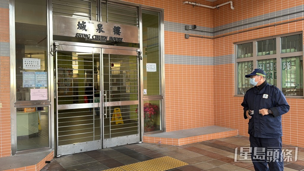 男子倒臥城泉樓一樓平台當場不治。梁國峰攝 男子倒臥城泉樓一樓平台當場不治。梁國峰攝