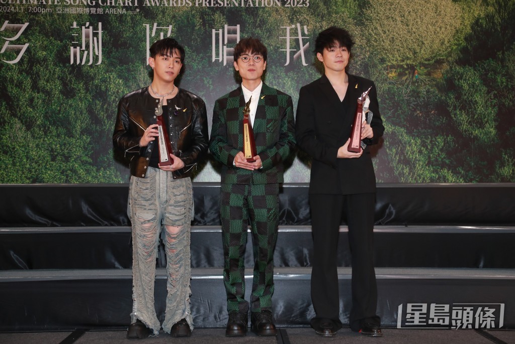 「叱咤男歌手」得獎者，（左起）銀獎MC張天賦、金獎林家謙、銅獎Ian（陳卓賢）。