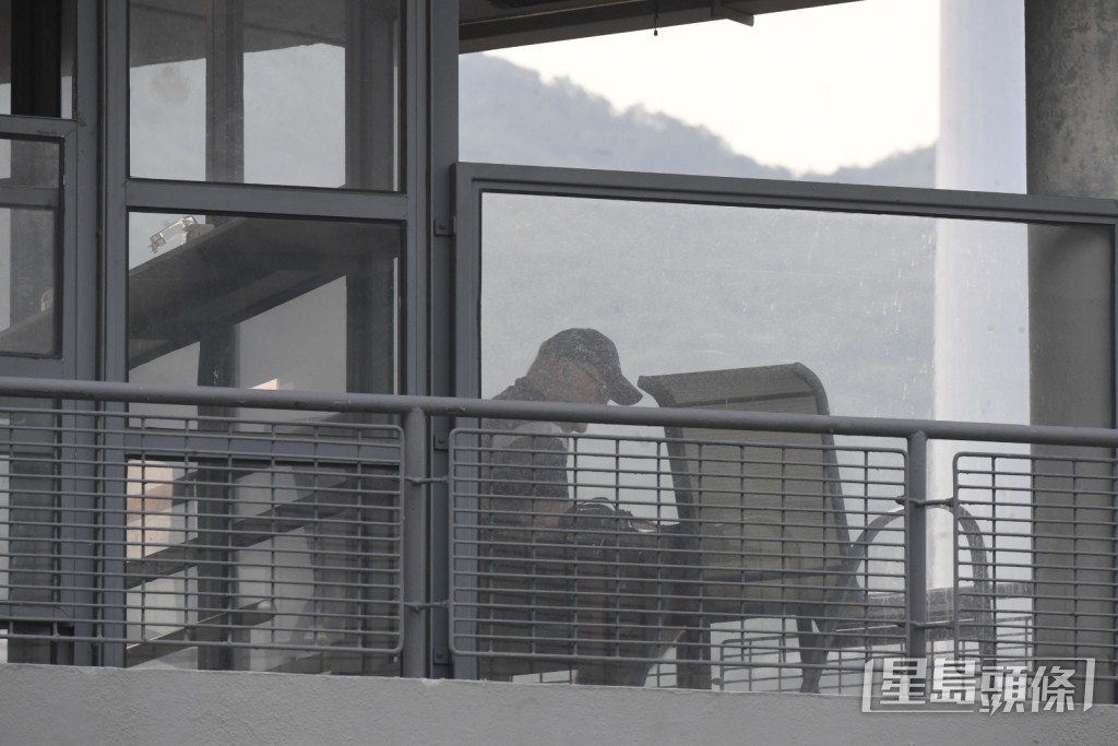 希斯今早看班德礼骑「好友心得」快跳草地。