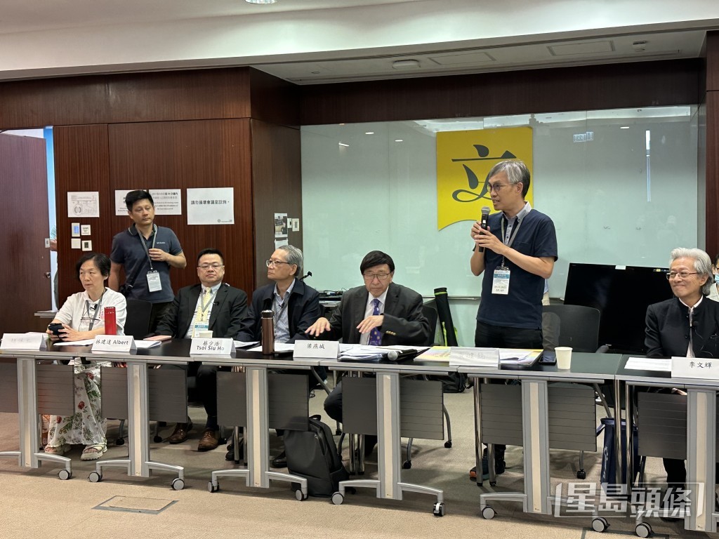 一群自称是“香港普通市民”召开记者会，批评同乐运动会是“糖衣毒药”。何嘉敏摄