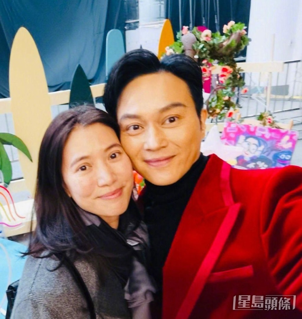 張智霖、袁詠儀形影不離。