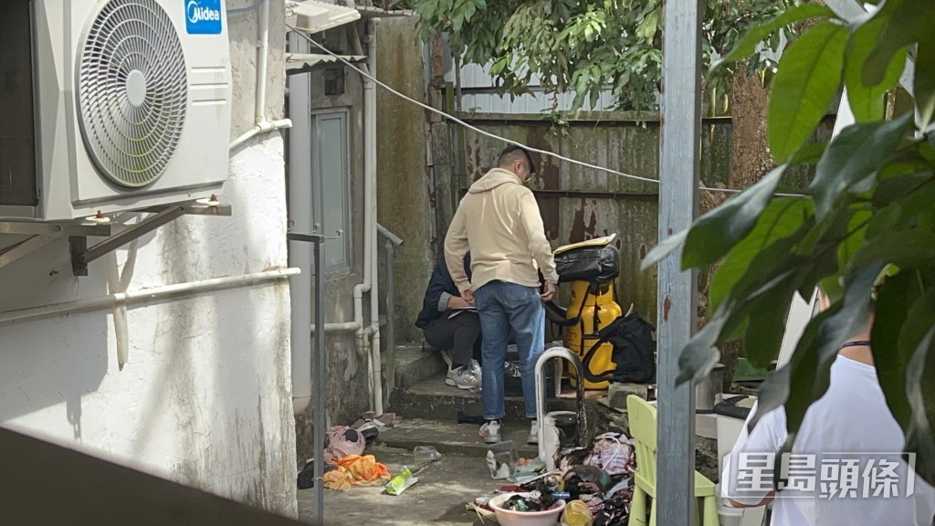 屋內雜物焚毀。