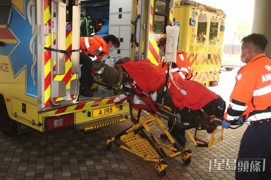 受傷的消防員身穿「黃金戰衣」，全身嚴重熏黑。