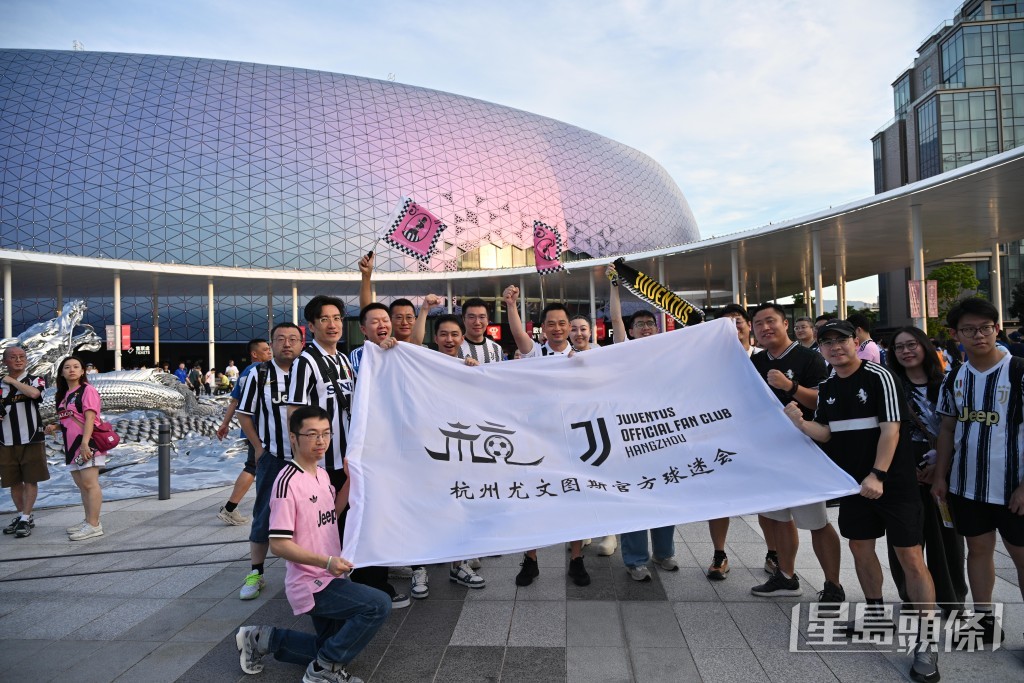 「香港足球盛會2026」今晚上演第二場頂級足球盛宴,不少球迷穿上球衣,悉心打扮,帶備應援物品到場觀看比賽。 「香港足球盛會2026」今晚上演第二場頂級足球盛宴,不少球迷穿上球衣,悉心打扮,帶備應援物品到場觀看比賽。