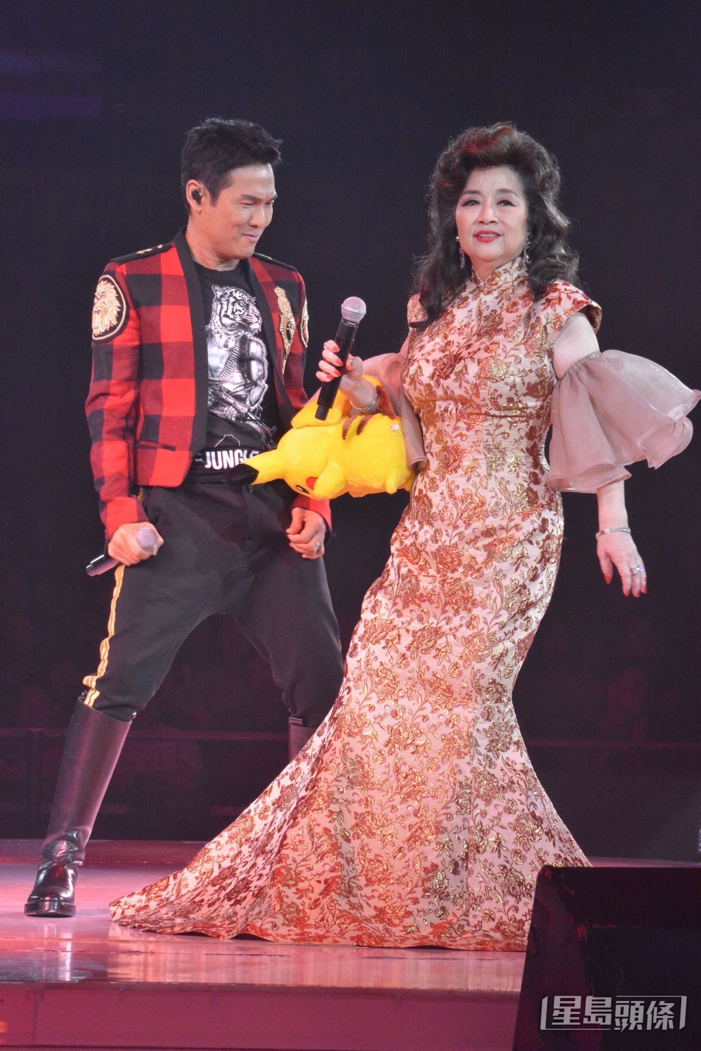 杜德偉做過徐小鳳個唱表演嘉賓。 杜德偉做過徐小鳳個唱表演嘉賓。