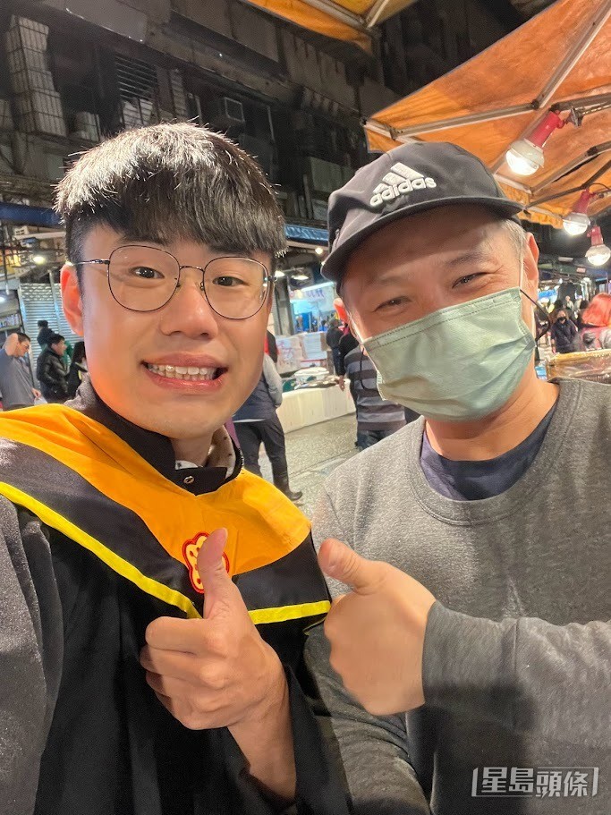 黎諾維碩士畢業時,到台灣魚市場與魚販好友合照。 黎諾維碩士畢業時,到台灣魚市場與魚販好友合照。