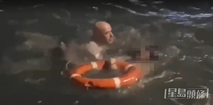 根据网上流传的影片可见，Ed跳入海中后，拿著救生圈奋力游近遇溺女子