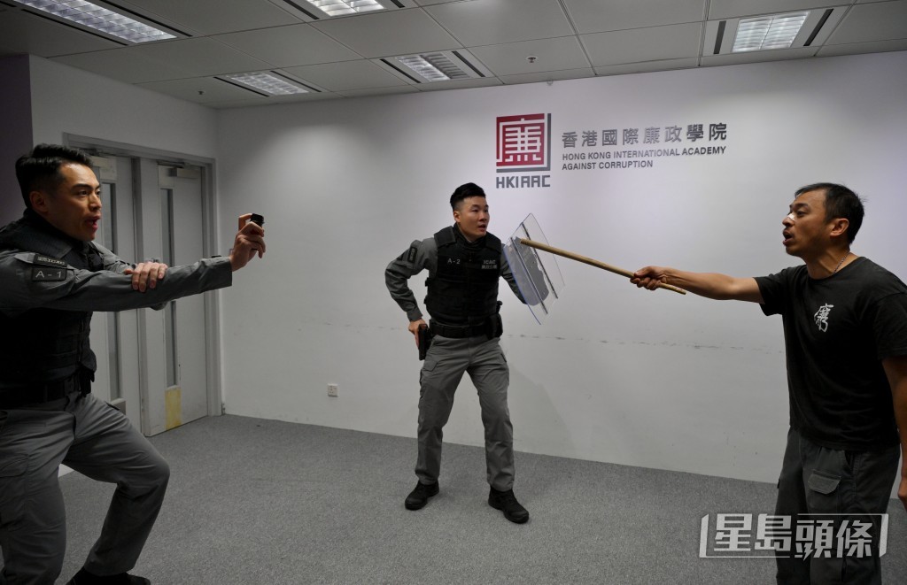 招聘體驗日分為多個環節,包括「專業執法」、「誠信教育」、「制度防貪」、「全球反貪」部分,向參加者展示廉署於執法、教育、防貪及國際廉政建設上的工作。蘇正謙攝 招聘體驗日分為多個環節,包括「專業執法」、「誠信教育」、「制度防貪」、「全球反貪」部分,向參加者展示廉署於執法、教育、防貪及國際廉政建設上的工作。蘇正謙攝