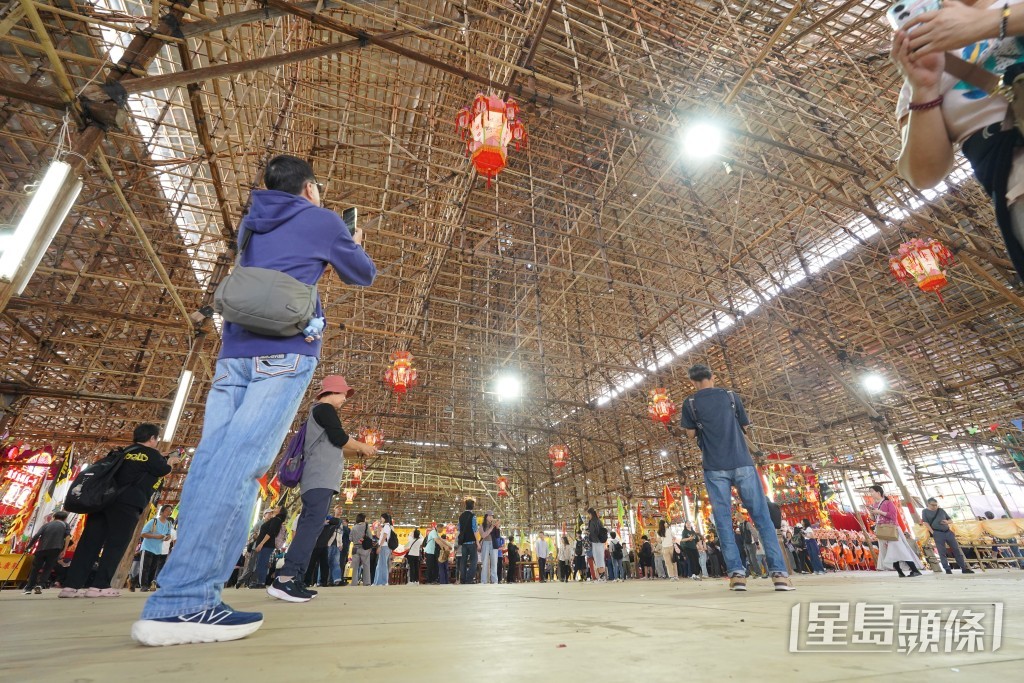 神功戲將於獲《健力士世界紀錄》「全球最大臨時竹構祭壇」的戲棚內準時開鑼。(星島圖庫) 神功戲將於獲《健力士世界紀錄》「全球最大臨時竹構祭壇」的戲棚內準時開鑼。(星島圖庫)