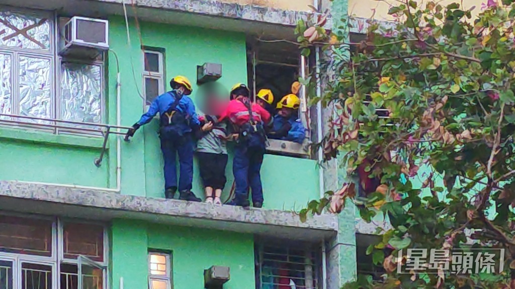 女事主危站簷篷。蔡楚輝攝