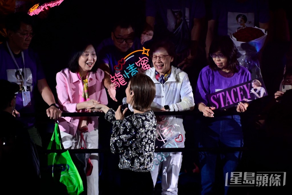 到唱《夜來香》時，龍婷走落台與粉絲握手。