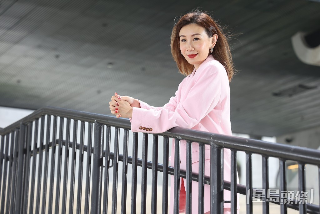 Angela不願透露感情狀況，更澄清拍拖29次的報道，「意思係好多次，唔係實則數字，認真拍得幾個。」