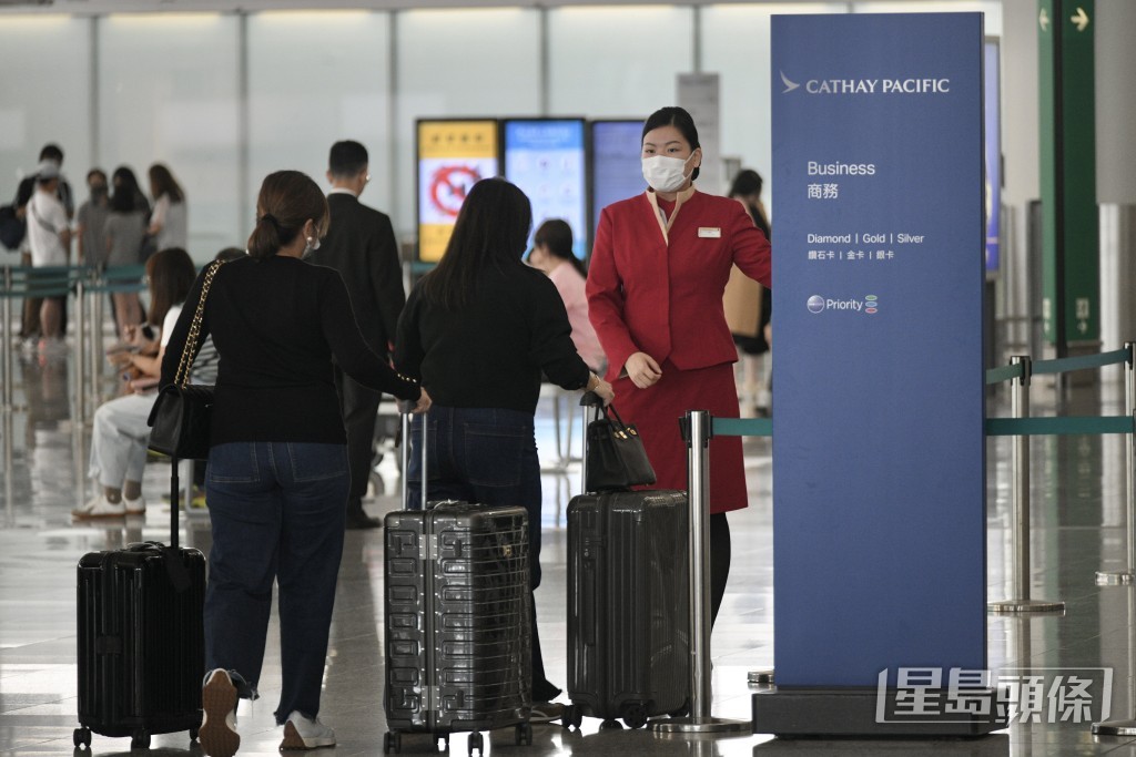 不少巿民趁着中秋及国庆假期离港旅行。陈浩元摄 不少巿民趁着中秋及国庆假期离港旅行。陈浩元摄