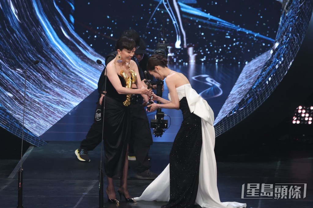 谢咏欣从刘嘉玲手中接过奖项。