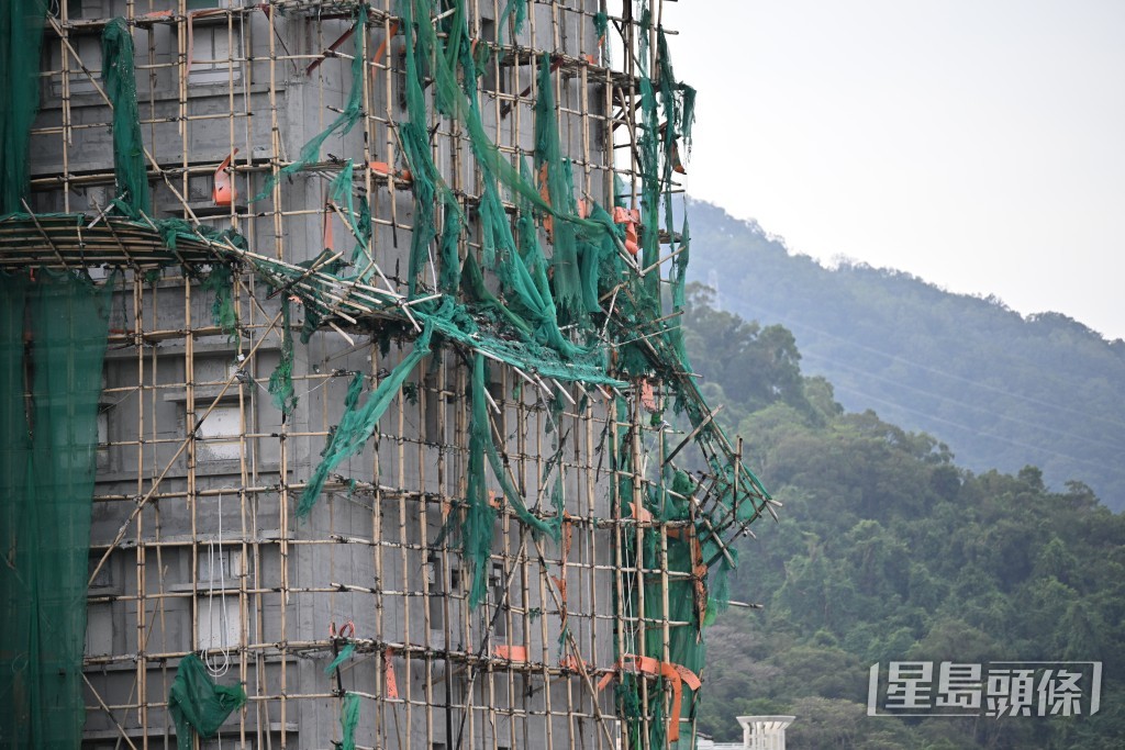 今晨宏福苑五級火仍未救熄。蘇正謙攝