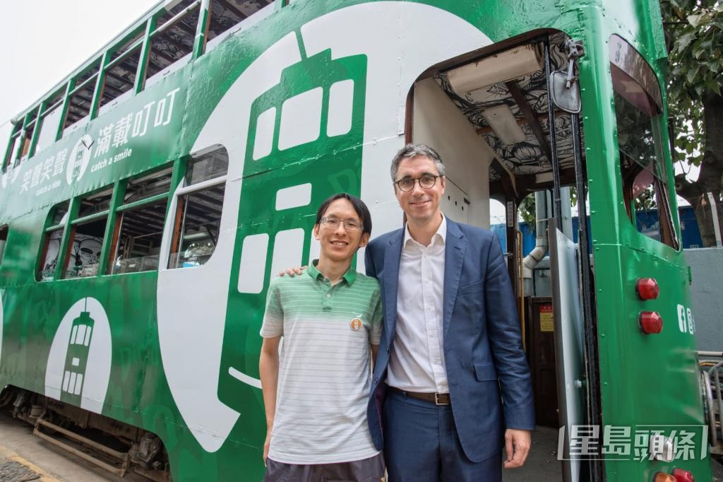 謝耀漢(左)與電車公司前任董事總經理魏文合照。 受訪者提供 謝耀漢(左)與電車公司前任董事總經理魏文合照。 受訪者提供