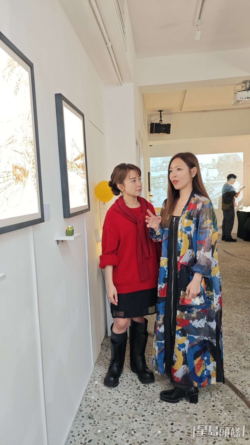 鍾雪向糖妹分享每幅作品背後的故事與靈感來源。 鍾雪向糖妹分享每幅作品背後的故事與靈感來源。