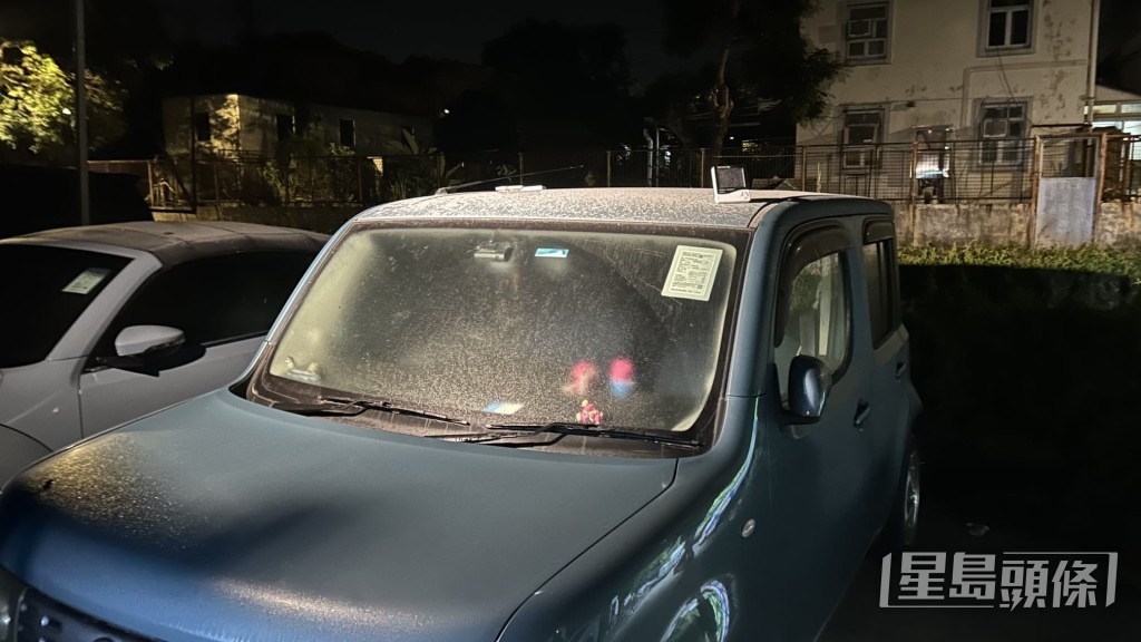 位於上禾坑村的露天位置,多輛停泊的私家車成為「結霜點」。蔡楚輝攝 位於上禾坑村的露天位置,多輛停泊的私家車成為「結霜點」。蔡楚輝攝