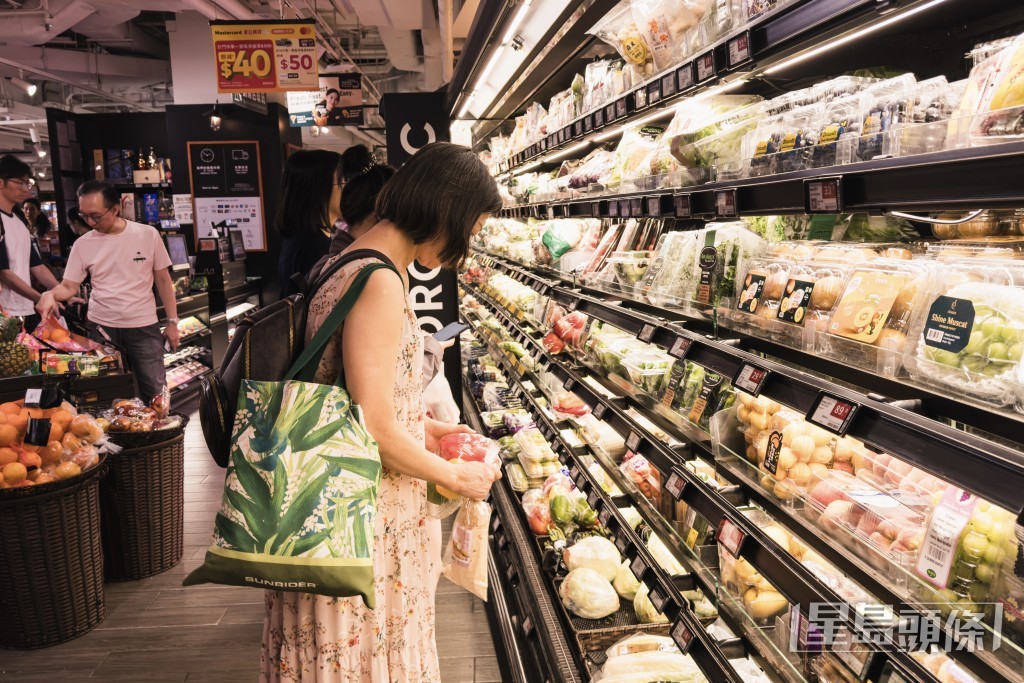 不少市民會「掃貨」購買生活用品及食物。 不少市民會「掃貨」購買生活用品及食物。
