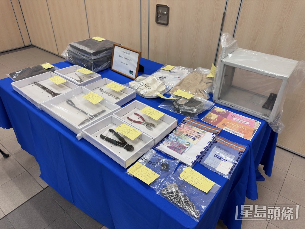 警方展示賊人犯案工具。梁國峰攝