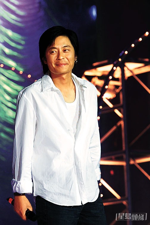 王傑於台灣出生，父母都是演員，但後來父母離異，王傑被送到寄宿學校。