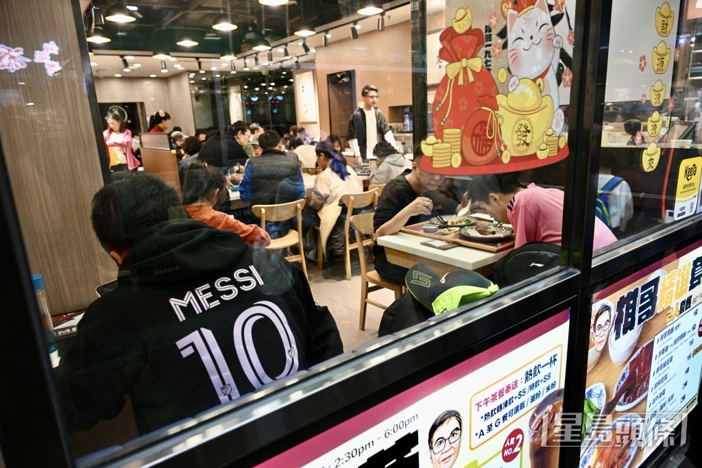 公開操練結束後球迷到銅鑼灣一帶食肆晚膳。蘇正謙攝