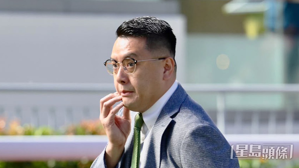 今朝「長勝隊長」出跳表現神閒氣定,伍鵬志課後接馬一改以往低調作風。 今朝「長勝隊長」出跳表現神閒氣定,伍鵬志課後接馬一改以往低調作風。