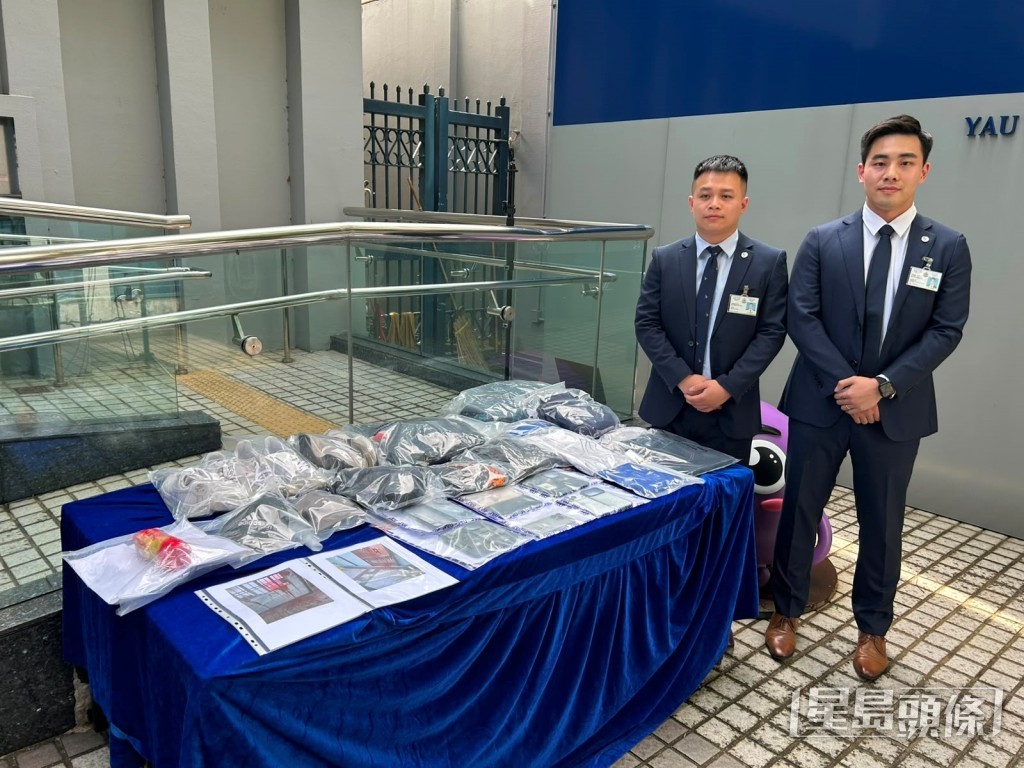 警方展示所得證物。 警方展示所得證物。