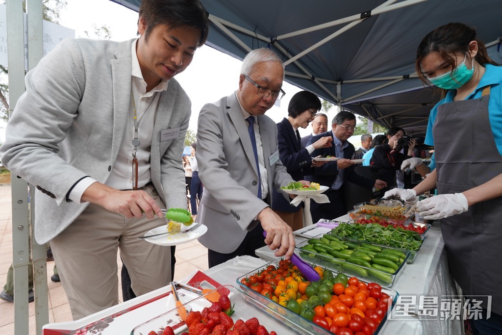 环境及生态局长谢展寰（左二）、立法会议员何俊贤（左一）。叶伟豪摄