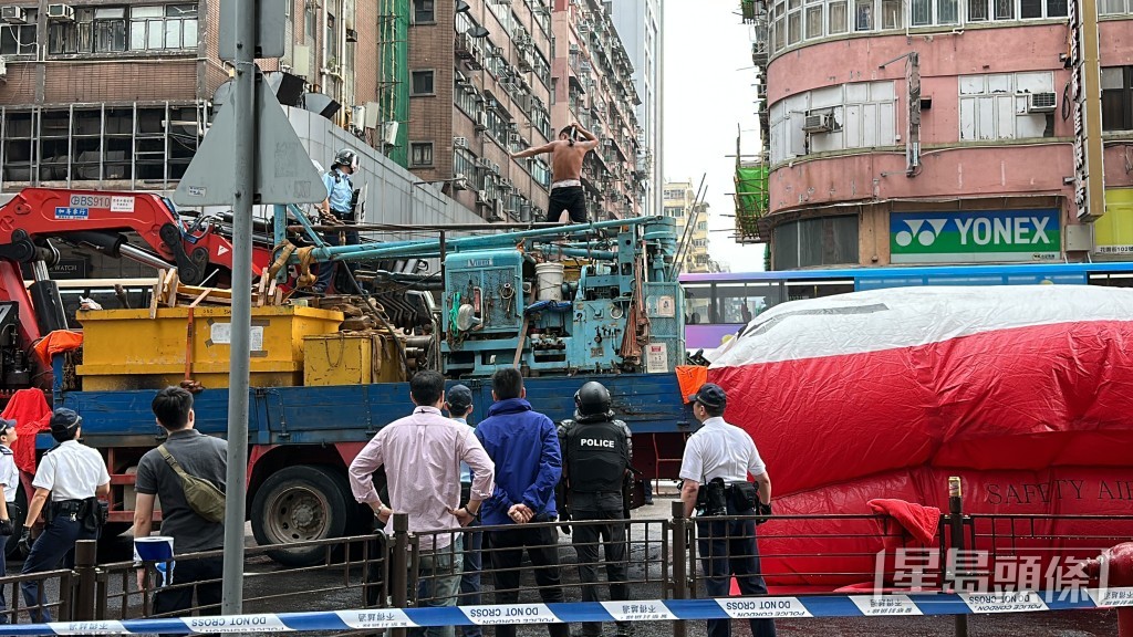 大批警員及消防在場戒備。劉漢權攝