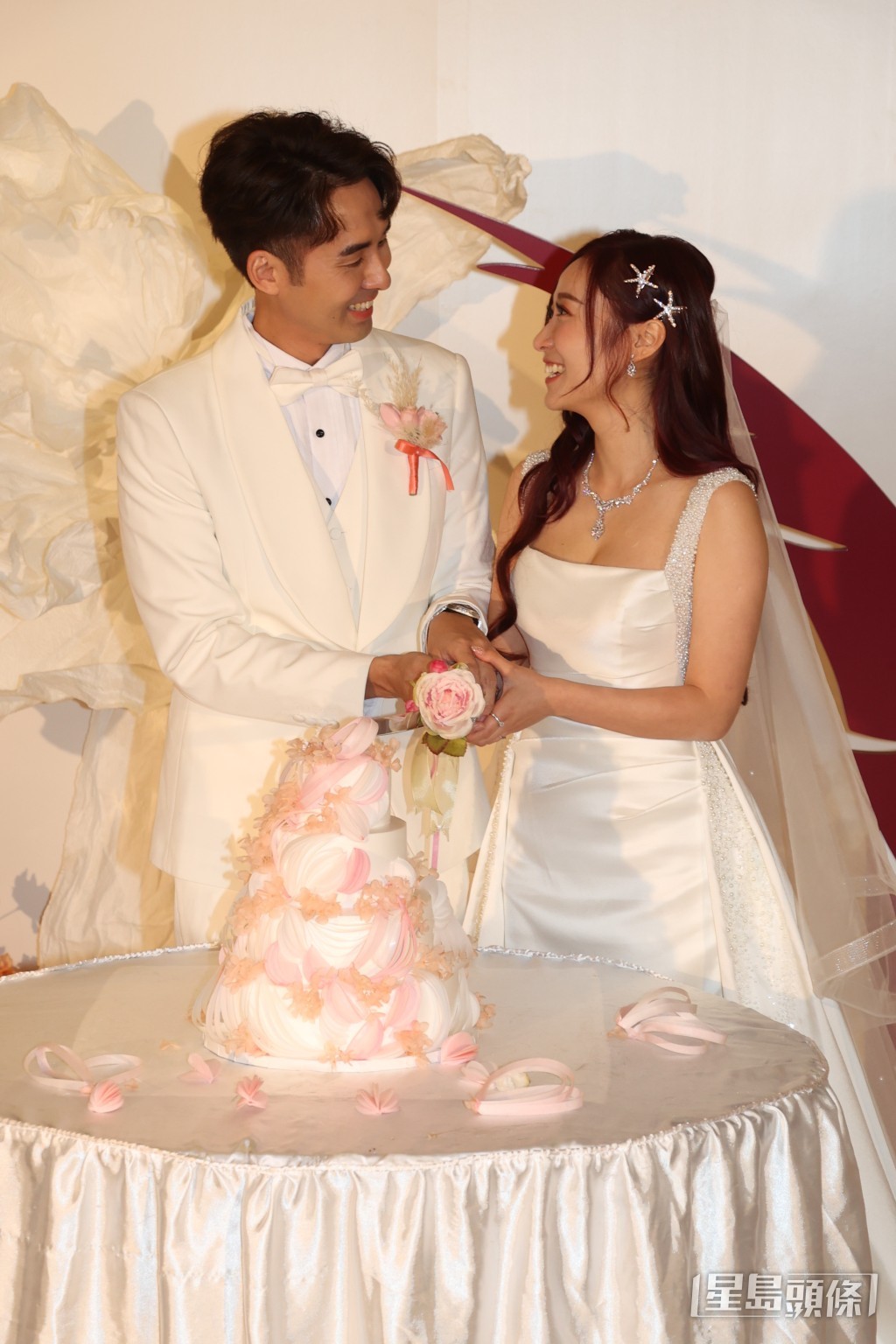 童星出身的黄美棋与男友钟健威（Ray）去年宣布结婚，今日（6日）假西贡五星级酒店WH HOTEL举行婚礼，筵开35席大宴亲朋。