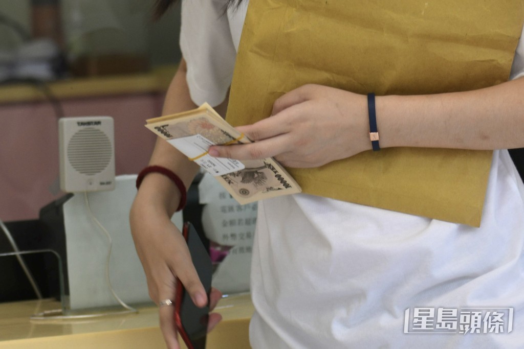 小女孩找換店負責人表示，雖然現時日圓處於低位，惟長假期剛過，兌換日圓人數明顯減少。（資料圖片）