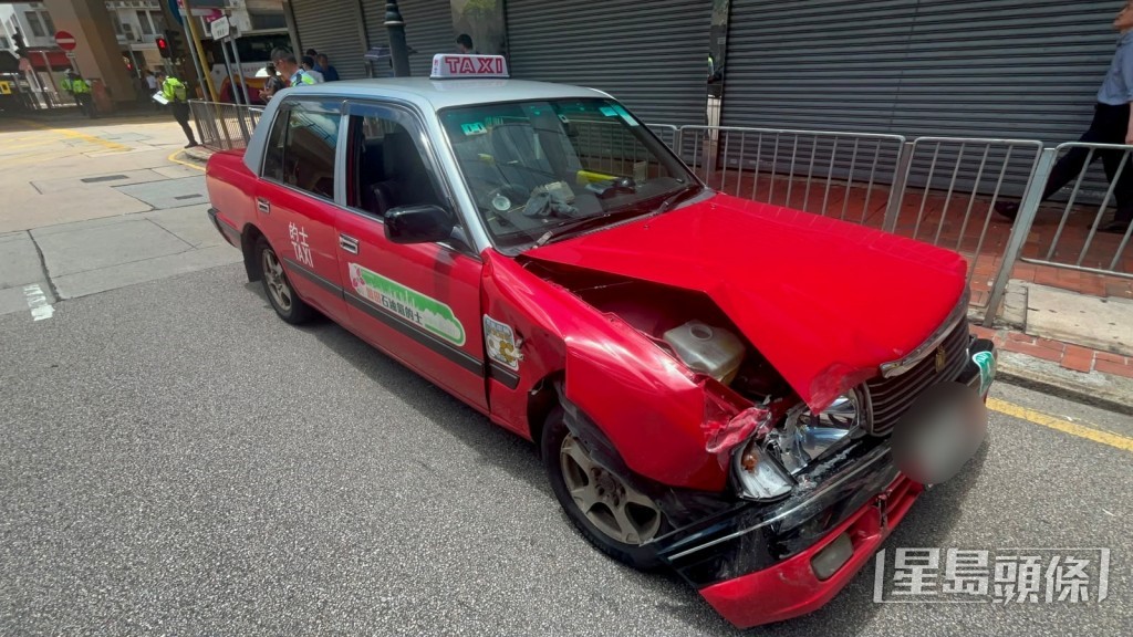 其中一部的士右車頭損毀。楊偉亨攝 其中一部的士右車頭損毀。楊偉亨攝