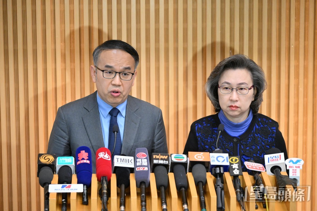 財經事務及庫務局局長許正宇（左）及公務員事務局局長楊何蓓茵（右），早前公布檢討政府採購機制專責小組報告。資料圖片