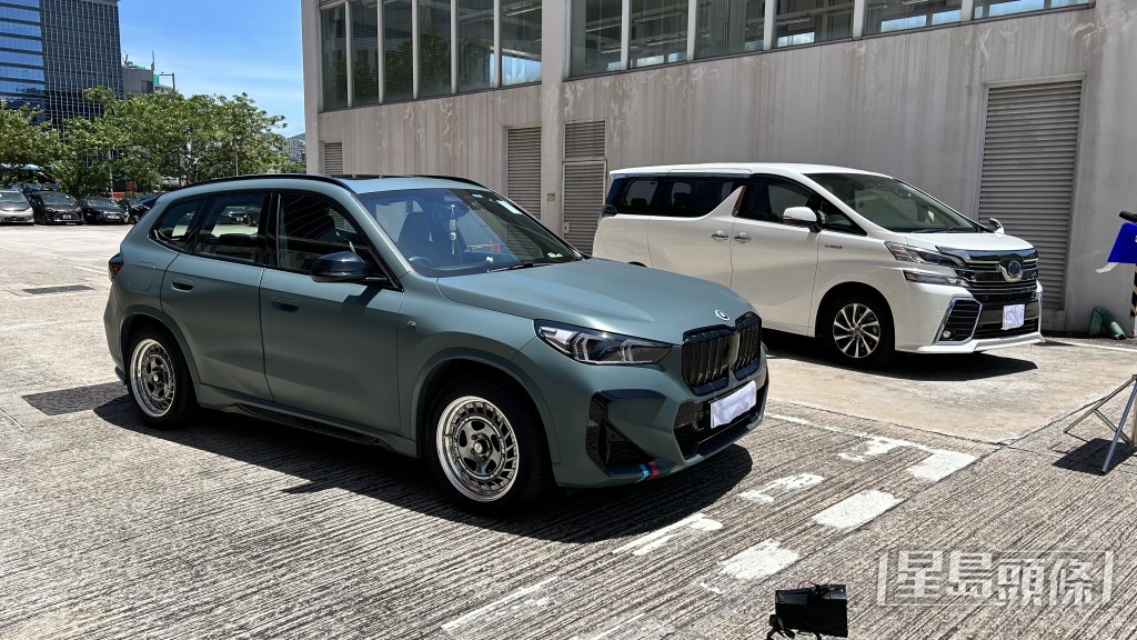 行動中警方扣查兩涉案車輛。 行動中警方扣查兩涉案車輛。