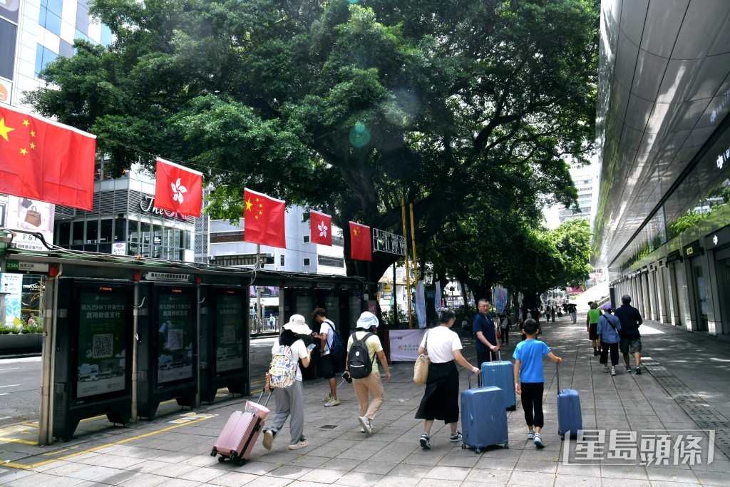 旅遊業監管局積極推出「專項專牌」計劃，按歷史文化等個別專業範疇發出「專項導遊牌照」。