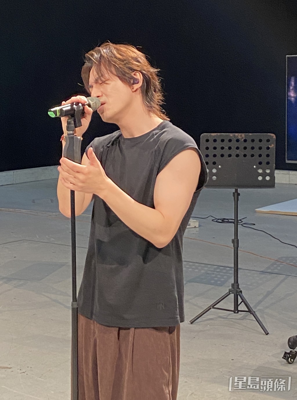鄭家聲投入地唱。